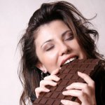 mulher-comer-chocolate.jpg