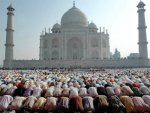 muslim-faithful-pray-at-the-mosque-in-the-taj-mahal-complex-to-celebrate-eid-al-fitr.jpg