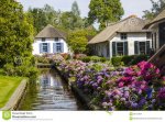 giethoorn-netherlands-typical-dutch-county-side-houses-gardens-63727824.jpg