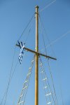 detail-ship-s-mast-greek-flag-32846403.jpg