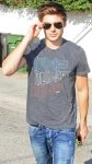 zac-efron-ray-ban-041.jpg