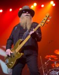 Dusty_Hill_of_ZZ_Top_performing_in_San_Antonio,_Texas_2015.jpg