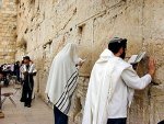 Men_praying_at_Western_Wall_tb_n010200.jpg