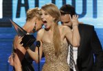 2011-11-21T040233Z_01_LOA272_RTRIDSP_3_MUSIC-AMA-AWARDS-25628.jpg 2011-11-21T040233Z_01_LOA272_RTRIDSP_3_MUSIC-AMA-AWARDS-25628.jpg